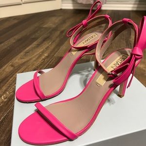 Deltan pink shoes with dainty bow